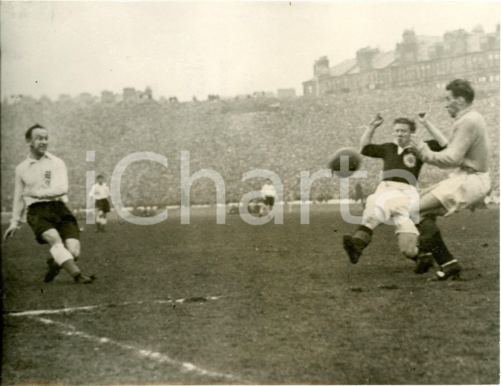 1954 FOOTBALL GLASGOW Hampden Park - England-Scotland - Ivor BROADIS's goal