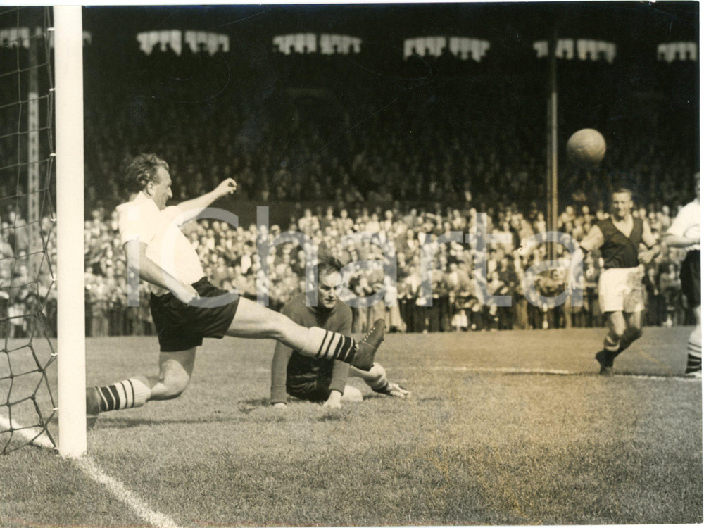 1956 LONDON Craven Cottage - Fulham-West Ham 4-1 - A save by John CHENHALL