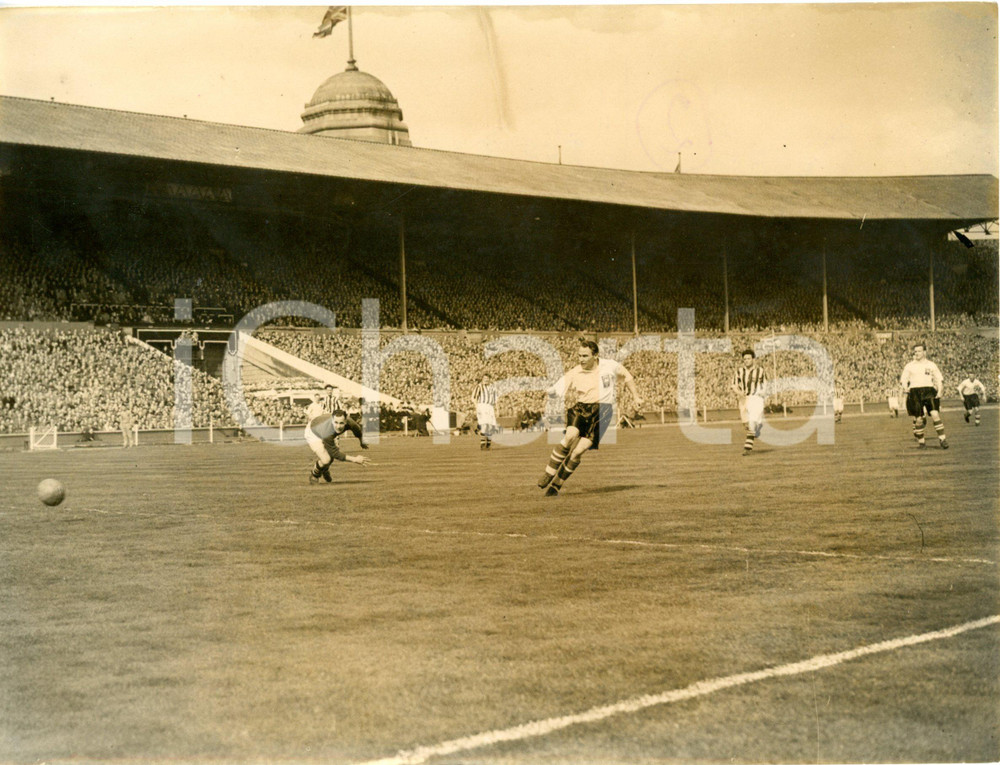 1954 LONDON FA CUP FINAL - Preston-West Bromwich - Disputed goal Charles WAYMAN