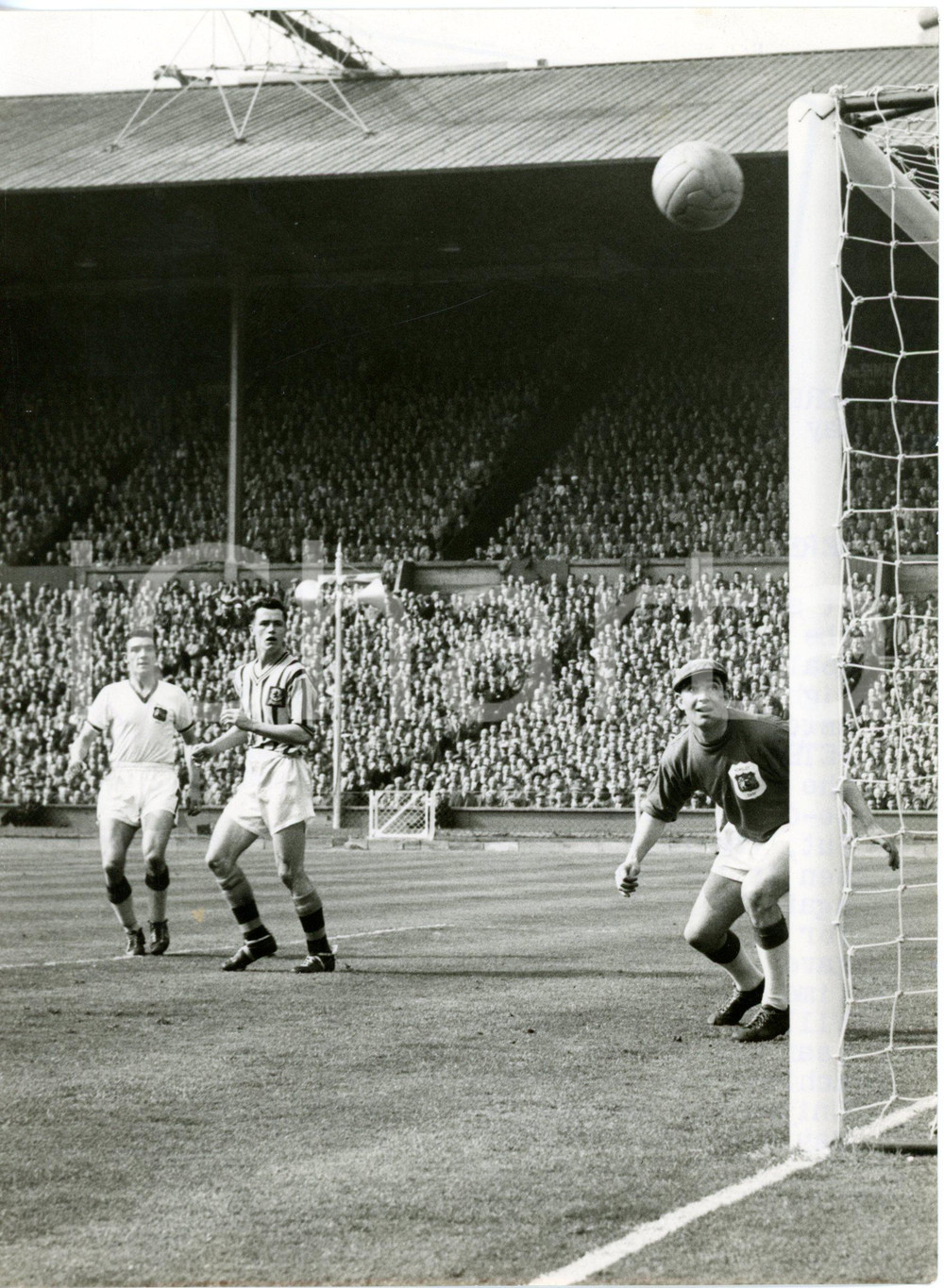 1957 FOOTBALL FA CUP FINAL - Aston Villa-Manchester United 2-1 - Peter MCPARLAND