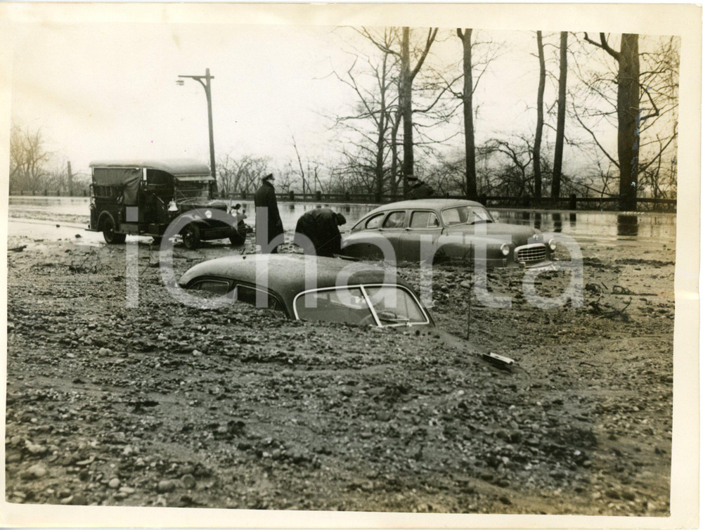 1953 NEW YORK - Cars locked in the mud after 24 hours of continuous rain *Photo