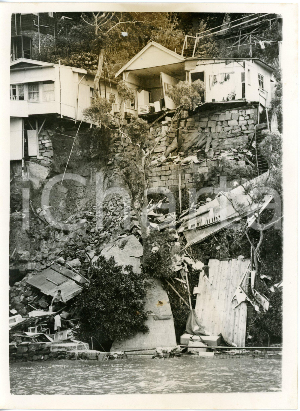 1956 SEAFORTH CRESCENT (AUSTRALIA) Building crash in harbour - View of wreckage