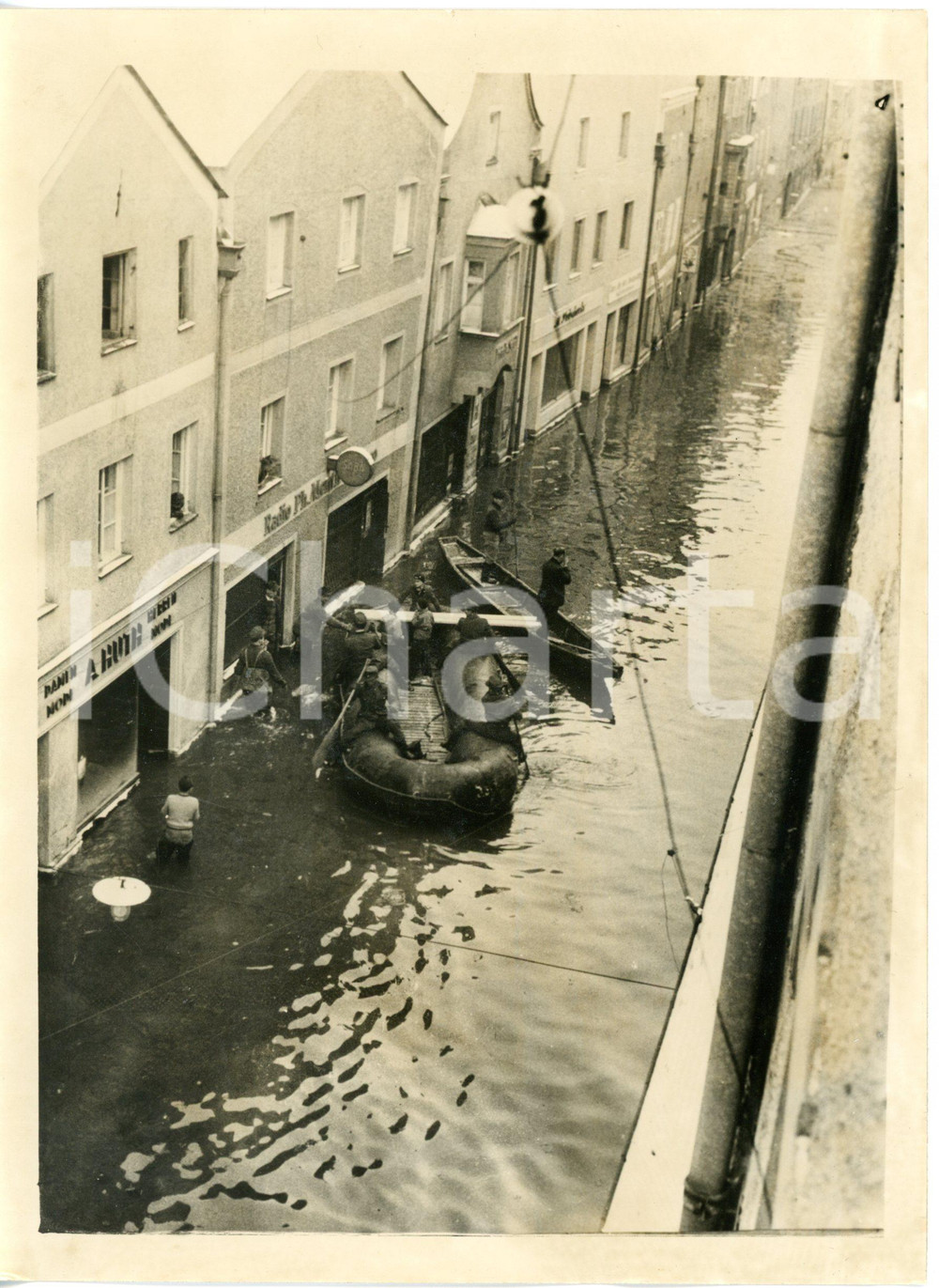 1956 VILSHOFEN (GERMANY) - River Danube breaks banks - View of flooded street