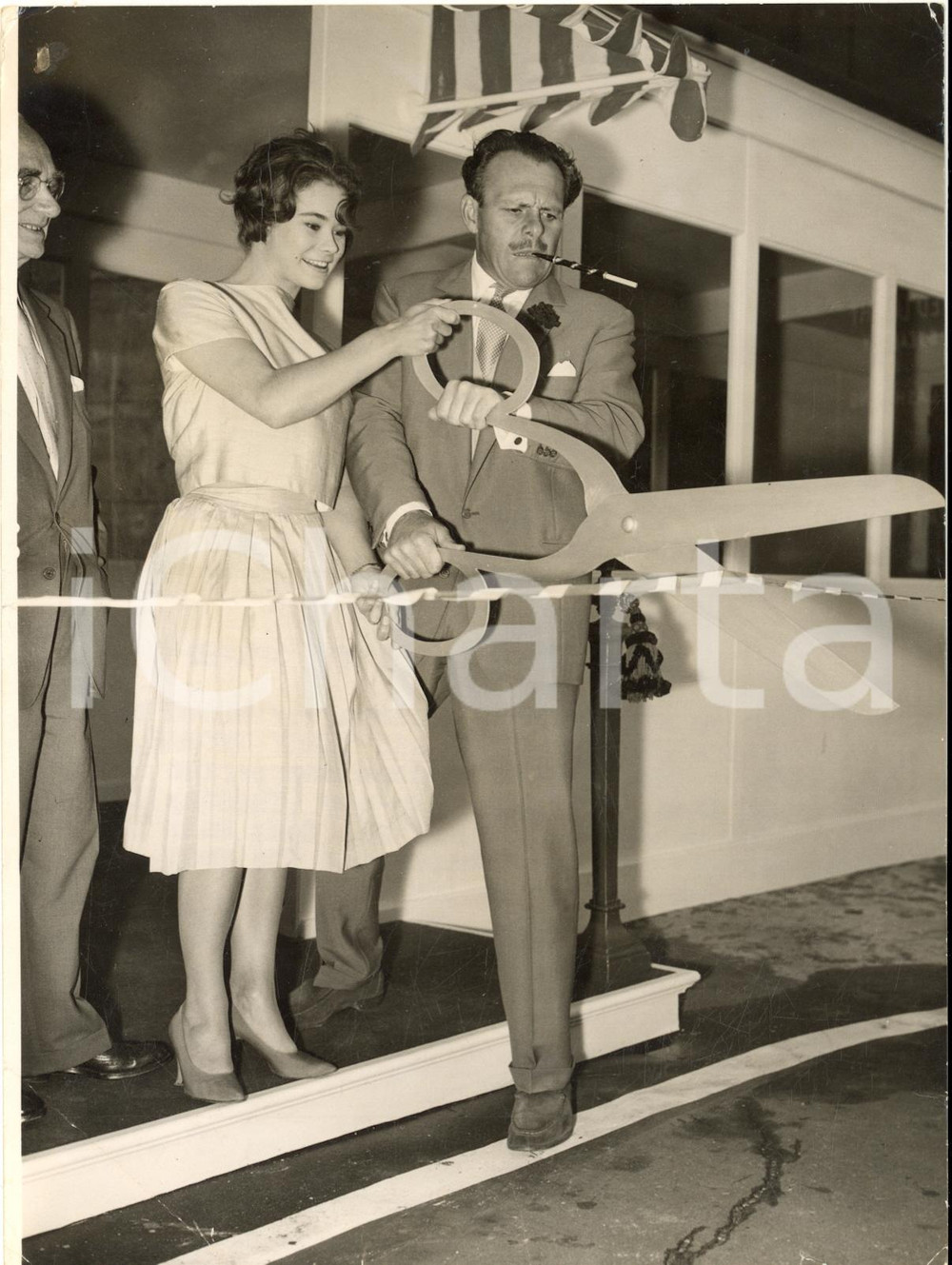 1958 SHEPPERTON Heather SEARS and TERRY-THOMAS opening the new Studios *Photo