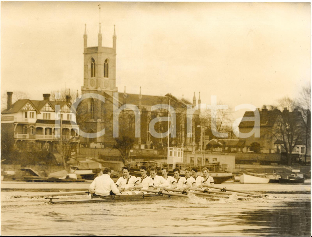 1958 MOLESEY (UK) OXFORD crew at practice on the Thames for the Boat Race *Photo