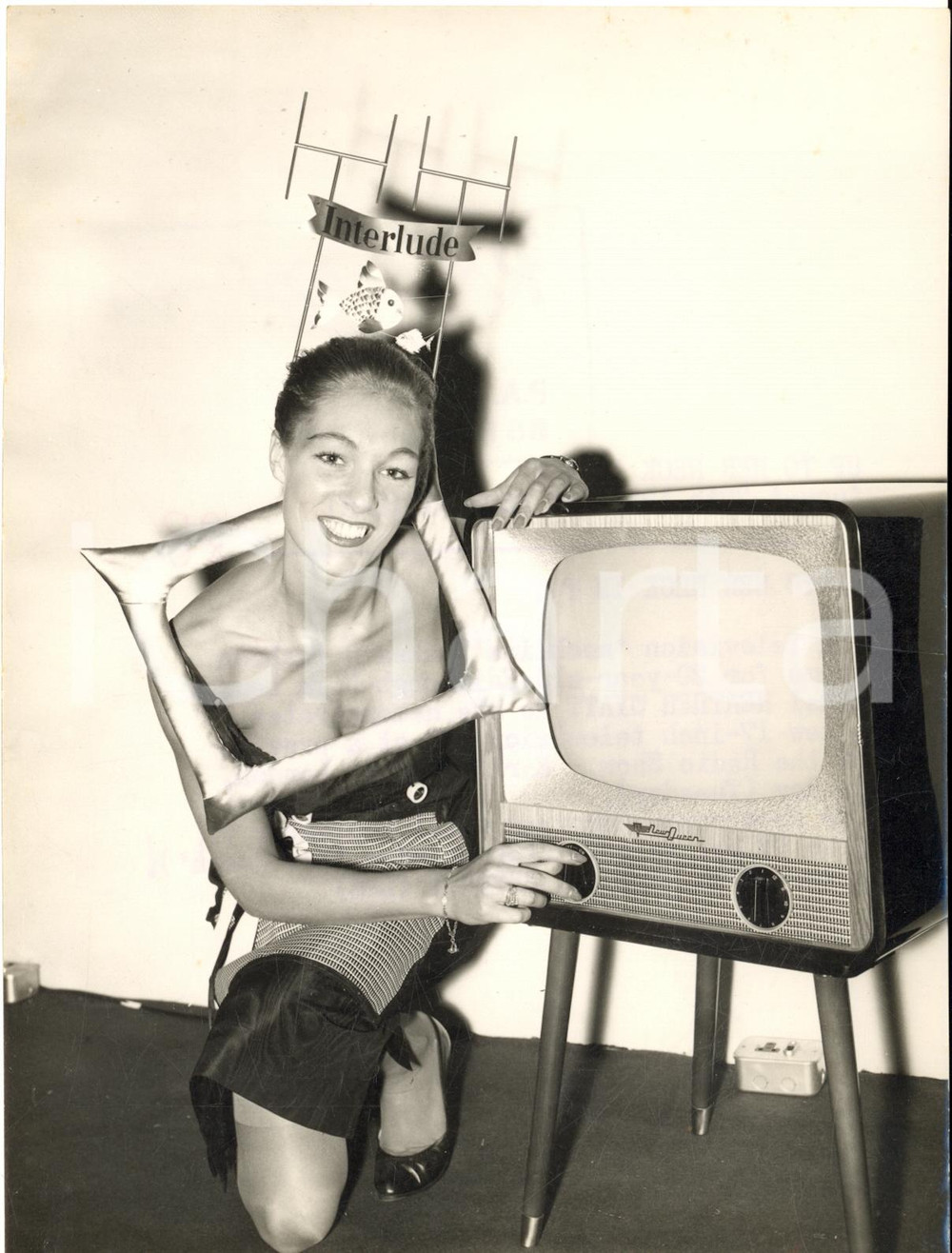 1957 LONDON Radio Show - Model Heather WYATT demonstrates a new television PHOTO