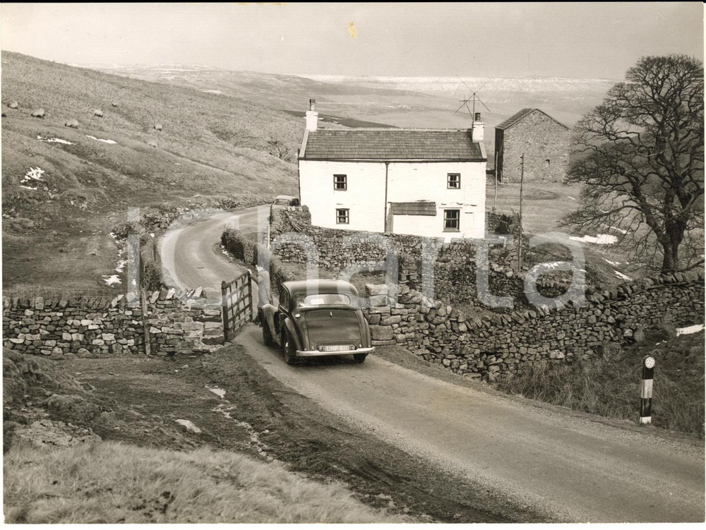 1958 PEN-Y-GHENT (UK) A motorist opening a gate on a desolate route *Photo 20x15