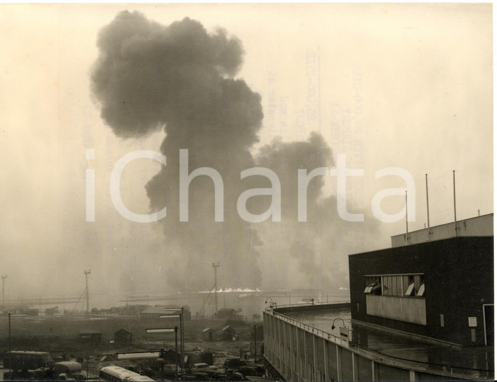 1956 LONDON AIRPORT Crash of an AVRO VULCAN bomber - Smoke over the wreck *Photo