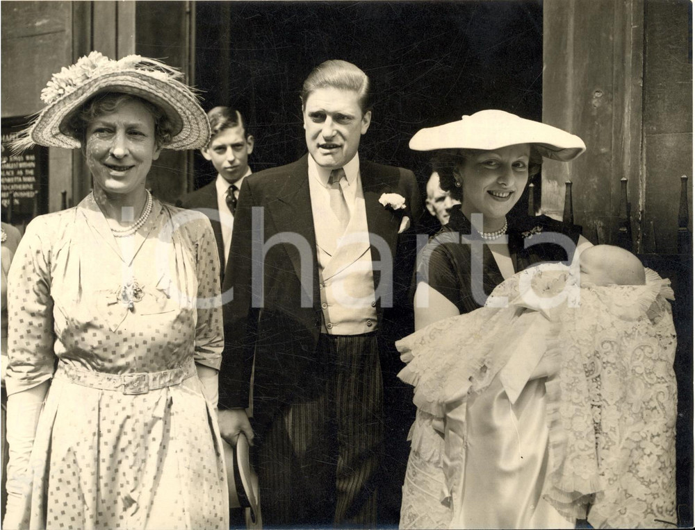 1953 LONDON Angela LASCELLES and her christened baby with Princess Royal *Photo