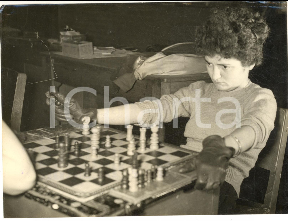 1953 BROMLEY Young Pauline HOWELL ready to British Girls' Chess Championship