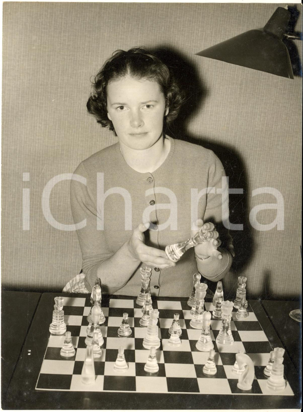1956 LONDON Glass Exhibition - Susan KENNEDY with a transparent chessboard PHOTO