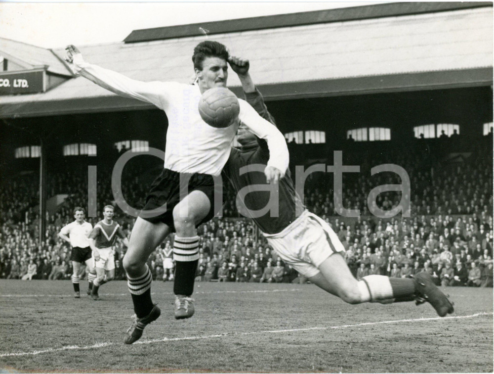 1957 LONDON - FOOTBALL Fulham-Doncaster Rovers - Jimmy HILL beats Harry GREGG