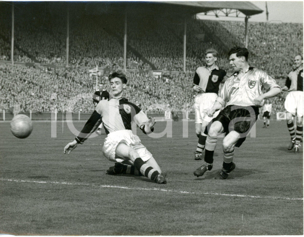 1954 FOOTBALL AMATEUR CUP FINAL Bishop Auckland FC-Crook Town AFC- Leslie DIXON