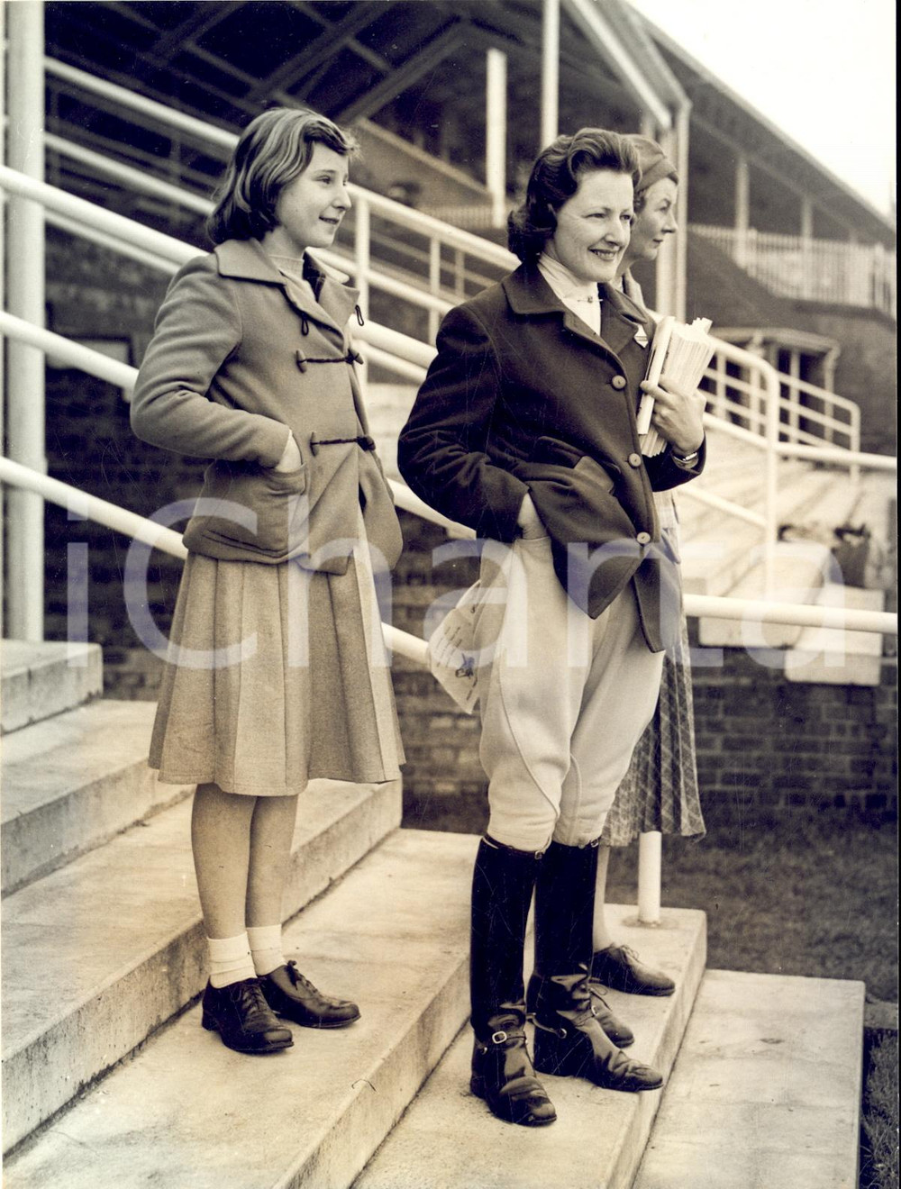 1958 ASCOT Race - Organiser Duchess of Norfolk with lady Jane FITZALAN-HOWARD