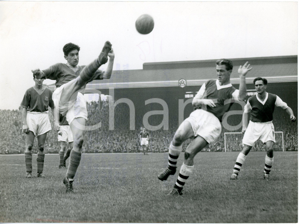 1957 LONDON FOOTBALL - Leeds United-Arsenal - Eric KERFOOT kicking the ball