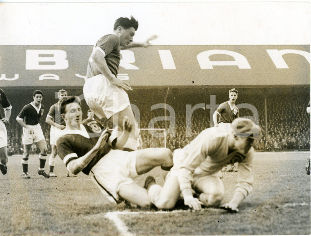 1958 CARDIFF FOOTBALL Wales-Ireland 1-1 Mel HOPKINS and Jack KELSEY falling down