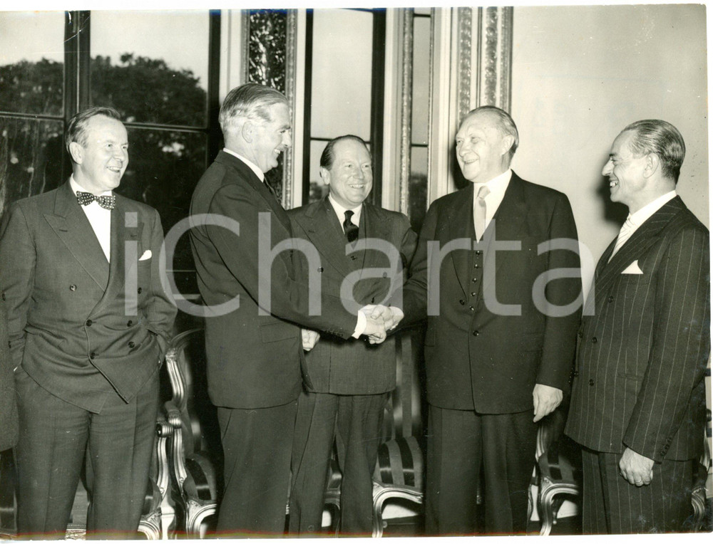 1954 LONDON Nine-Power Conference *Konrad ADENAUER shake hands with Anthony EDEN