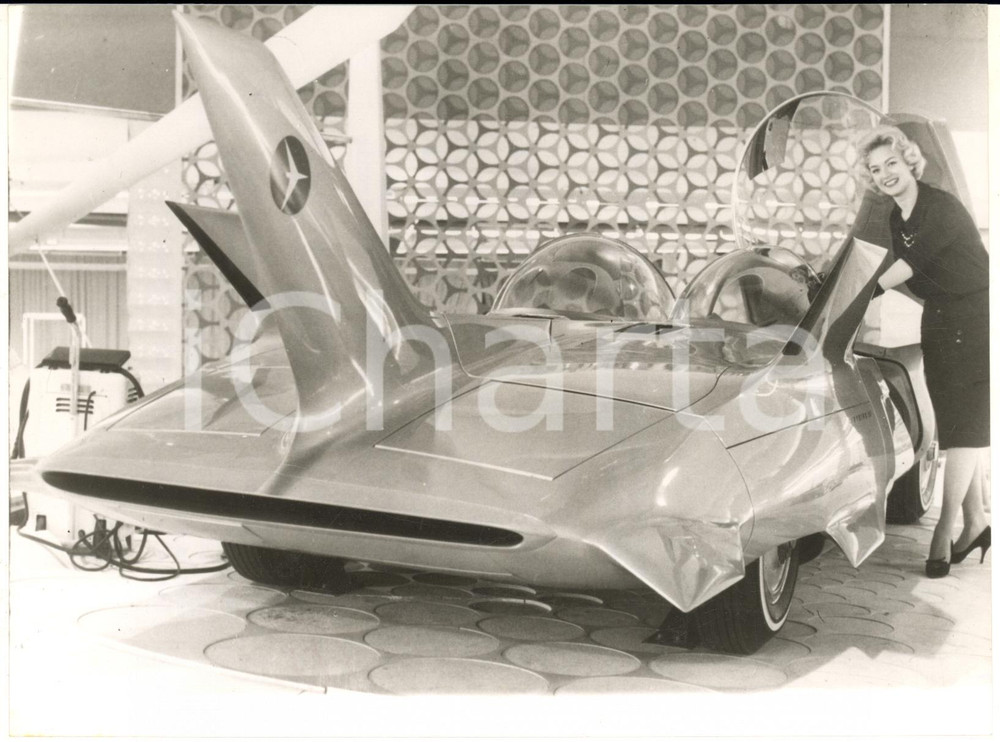 1958 TORONTO - GENERAL MOTORS display - FIREBIRD III experimental vehicle *Photo