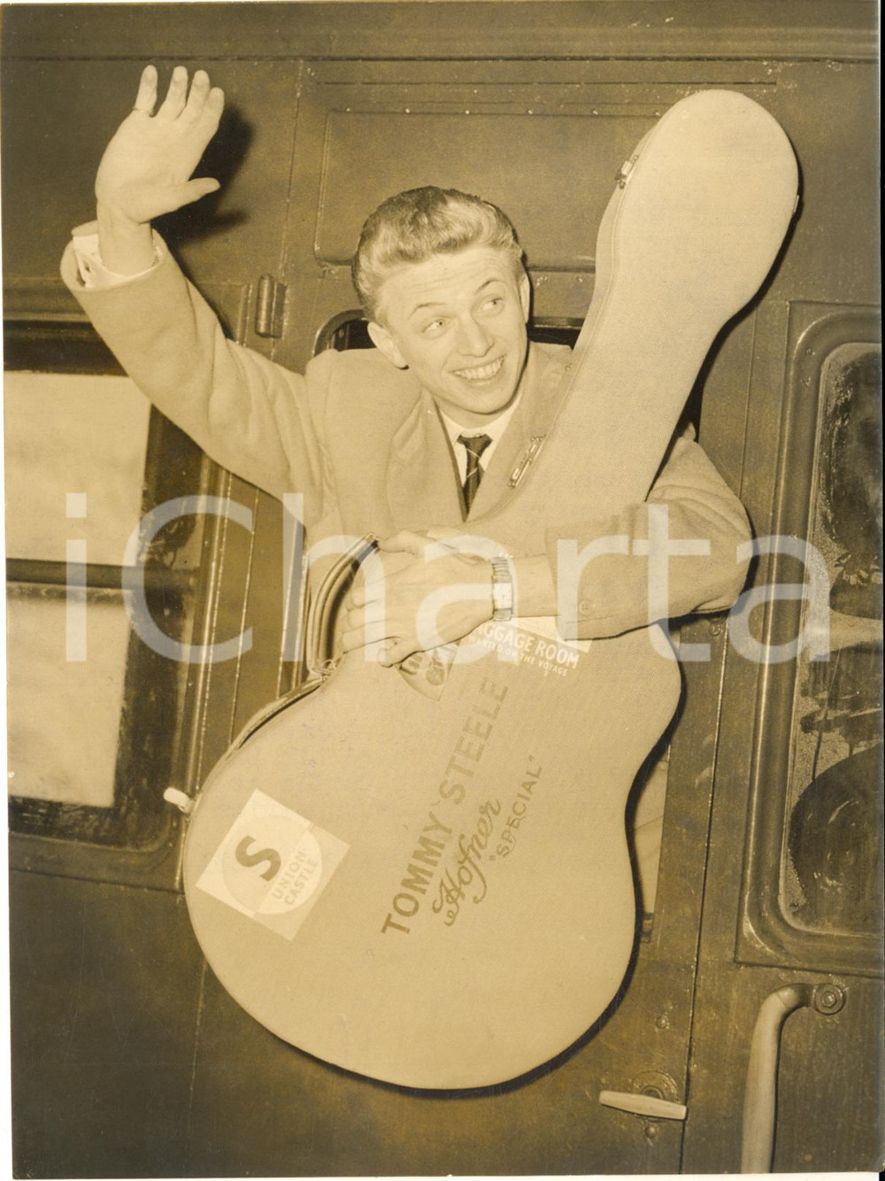 1958 LONDON Waterloo Station - Tommy STEELE with his guitar waves goodbye *Photo