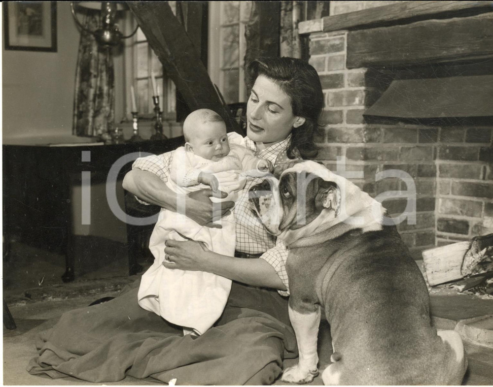 1956 FAWLEY (UK) Actress Yvonne MITCHELL with daughter Cordelia and family pet
