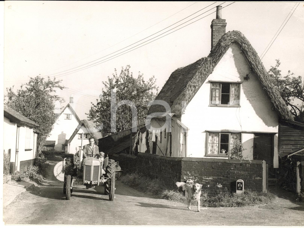 1958 PULHAM ST. MARY (UK) A machine between the thatched cottages *Photo 20x15