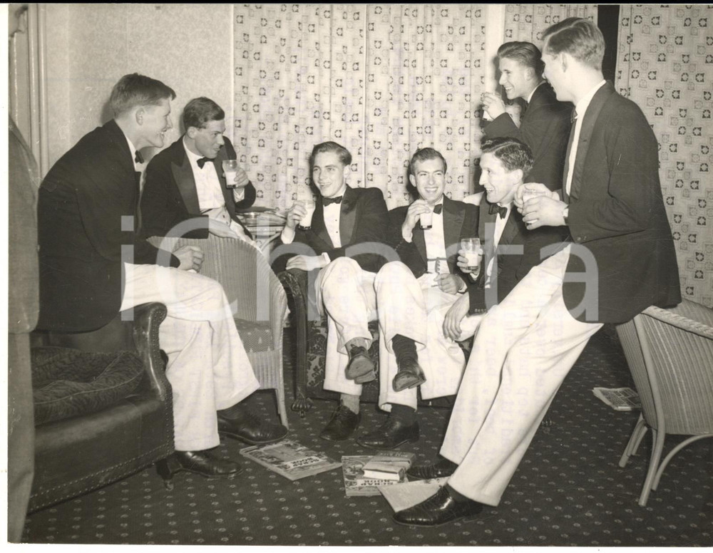 1954 LONDON - OXFORD crew for Boat Race having their bedtime milk *Photo 20x15