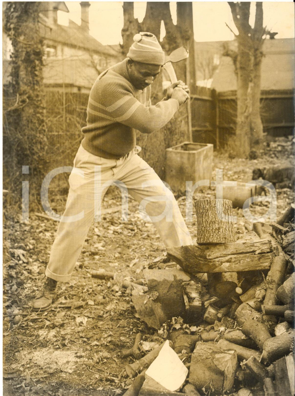 1954 COBHAM American boxer Bobby DAWSON chopping wood as training *Photo 15x20