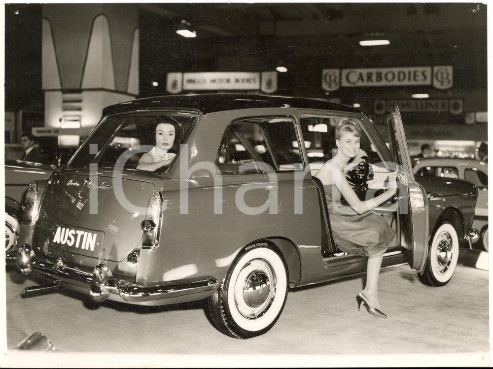 1958 LONDON MOTOR SHOW Jennie WILSON Leslie CARRINGTON on the new AUSTIN A 40