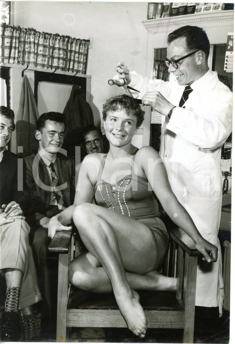 1957 MORECAMBE (UK) Elizabeth WESTERN cutting hair in a men's hairdressing salon