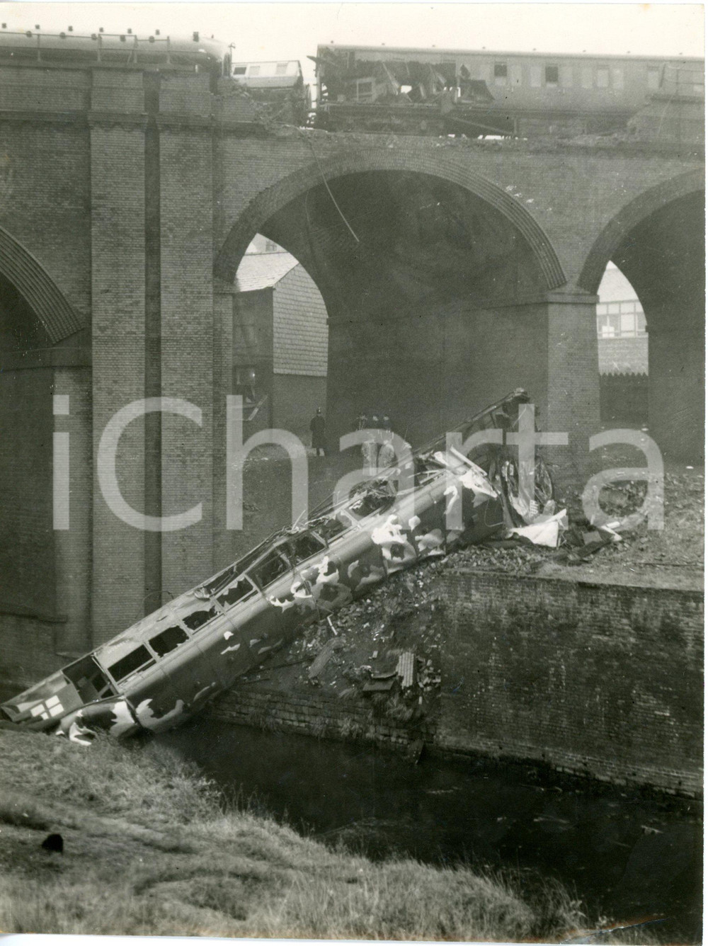 Fotografia d epoca originale 1953 MANCHESTER Train accident  A shattered coach rests in the River Ink Photo 1