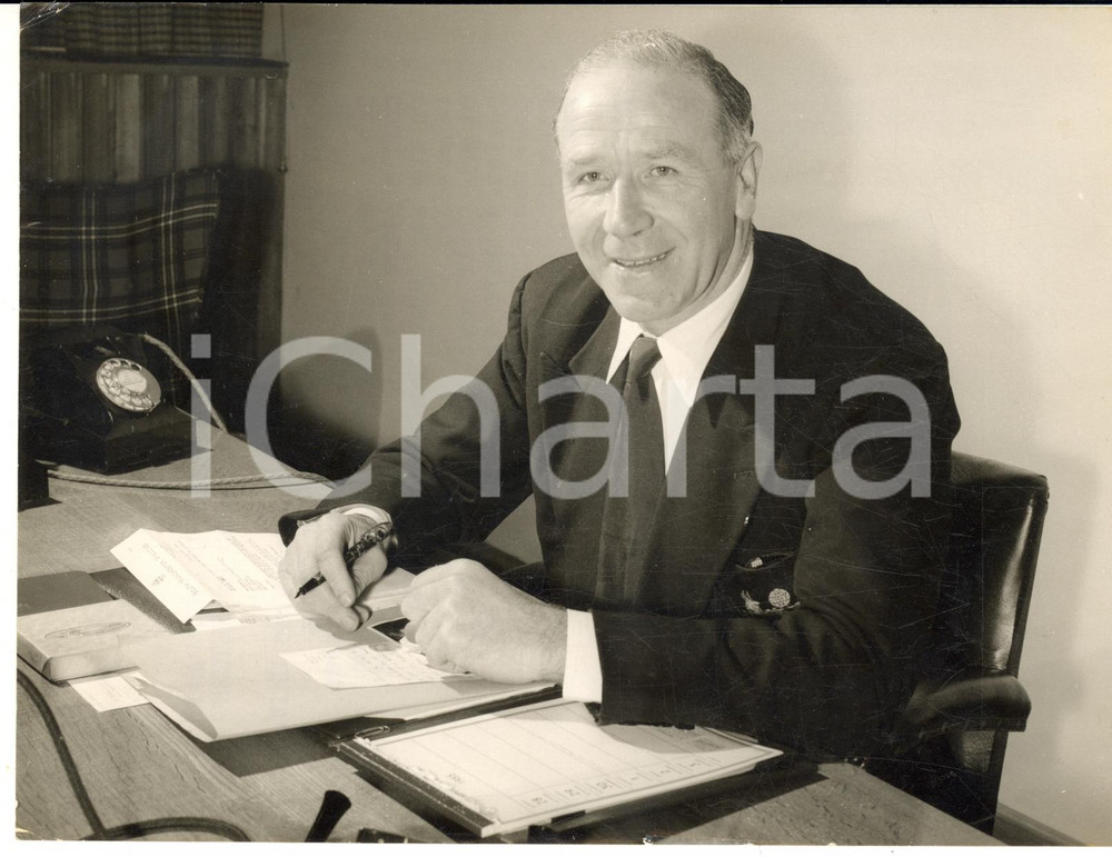 1958 UK Matt BUSBY allenatore del MANCHESTER UNITED F.C. nel suo studio *Foto