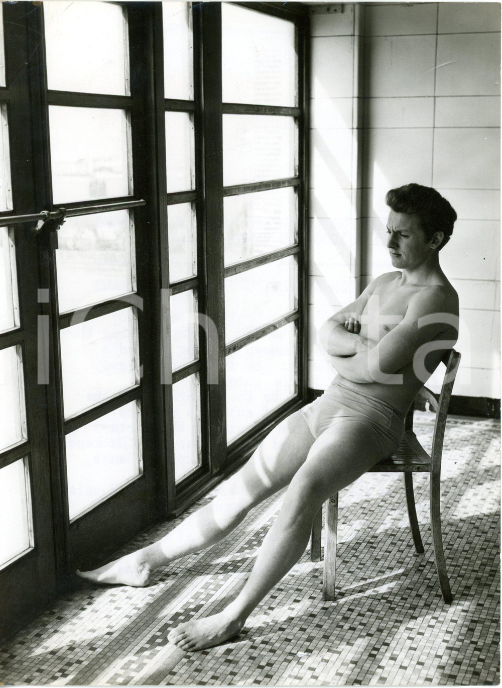 1960 HOVE - SWIMMING - Young champion Ian BLACK during a pause from training