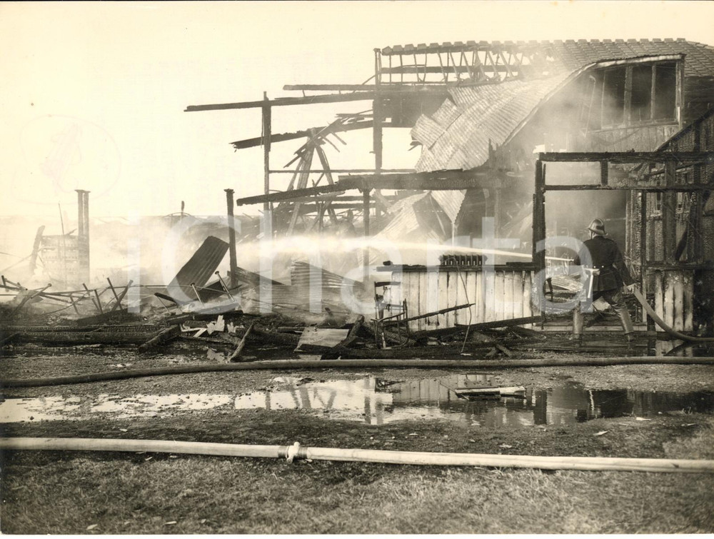 1957 OLD DEER PARK Main stand of Horse Show destroyed by fire *Photo 20x15