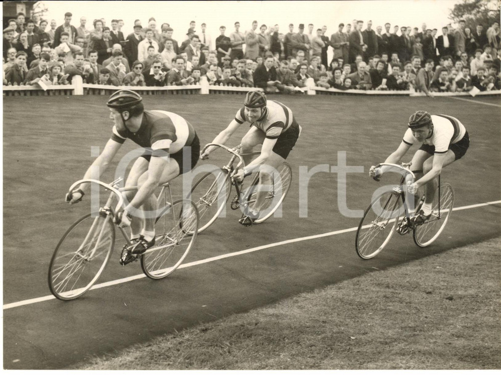 1957 LONDON International Sprint Race - Cyclist Elmo PESENTI wins *Photo 20x15