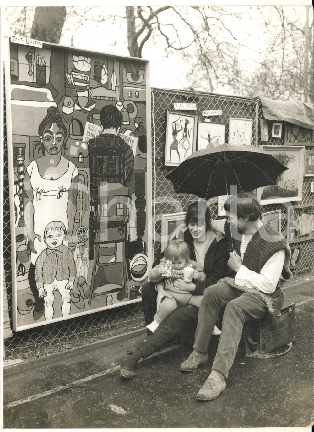 1960 LONDON John UPTON and his family under the rain for painting display