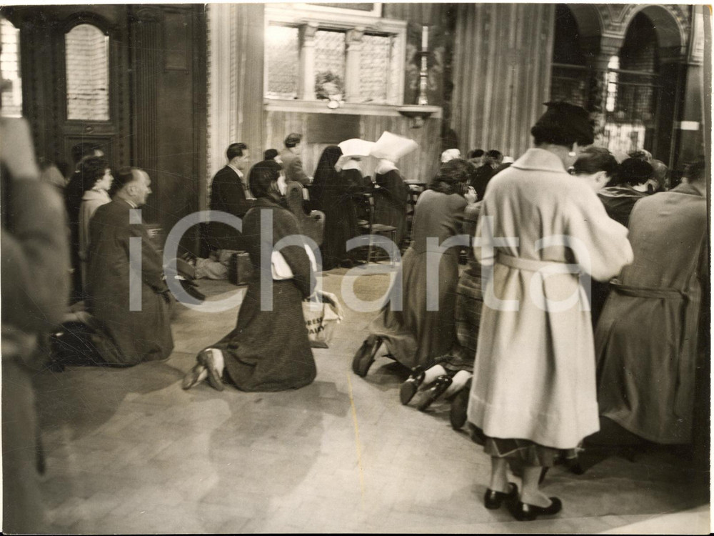 1958 LONDON Westminster Cathedral - Roman Catholics mourn Pope Pius XII - Photo