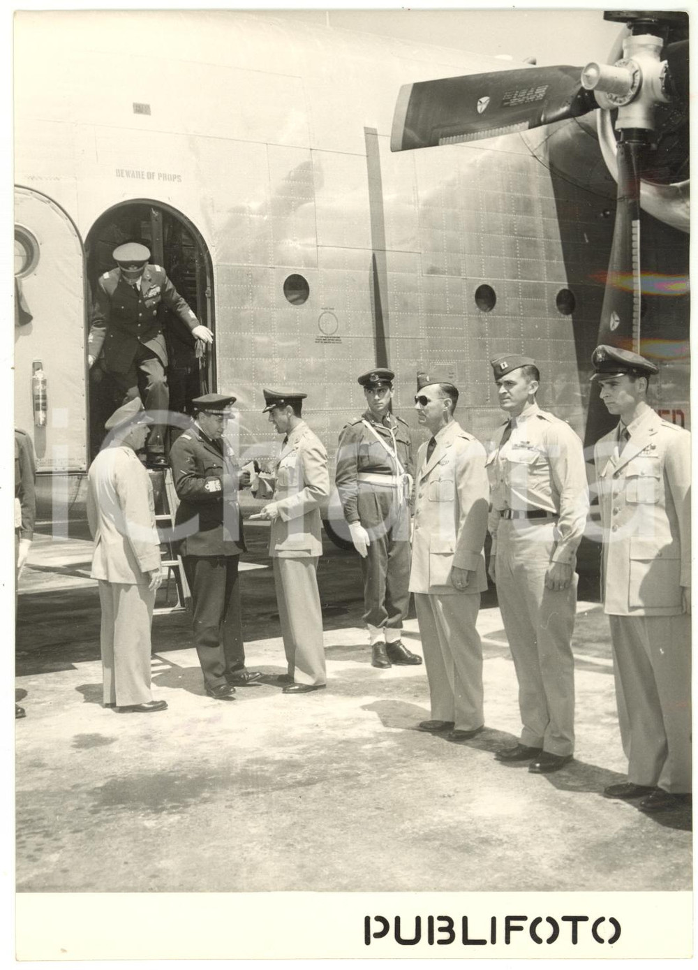 1953 ROMA Gen. Keith CHRISTENSEN consegna all'Italia primo aereo da trasporto