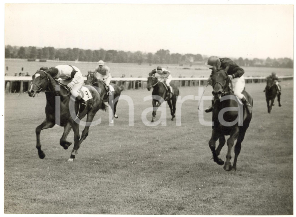 1957 SANDOWN PARK - Eph SMITH winning the National Breeders' Produce Stakes