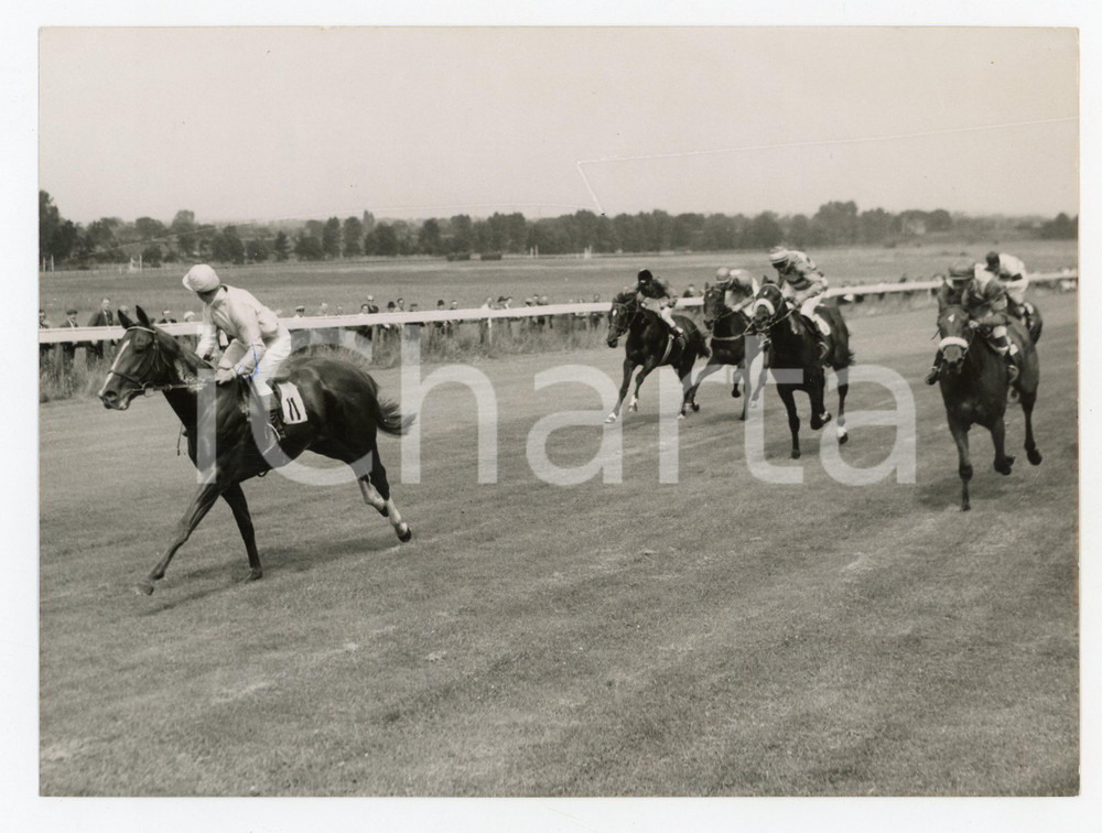 1958 SANDOWN PARK - Manny MERCER winning on CAPTAIN KIDD and looking back *Photo