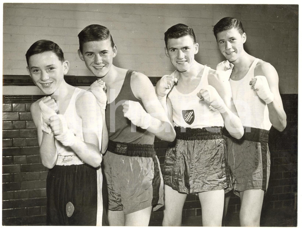 1957 LONDON - BOXE - George, Tony, Edward and Ray MAYNARD boxing brothers *Photo