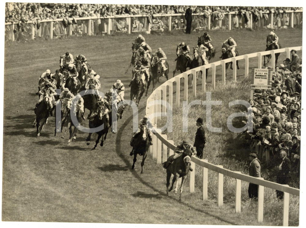 1953 EPSOM DERBY - Tattenham corner - Gordon RICHARDS winning on PINZA *Photo