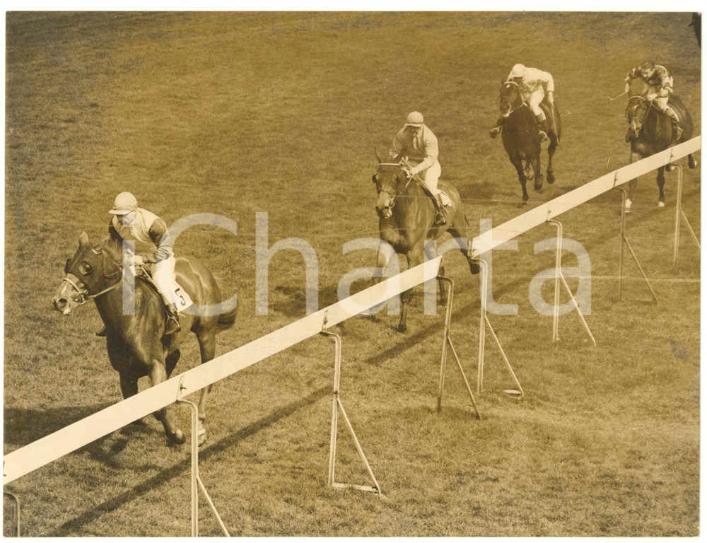 1954 EPSOM Great Metropolitan Handicap - Gordon RICHARDS winning on LUXURY HOTEL