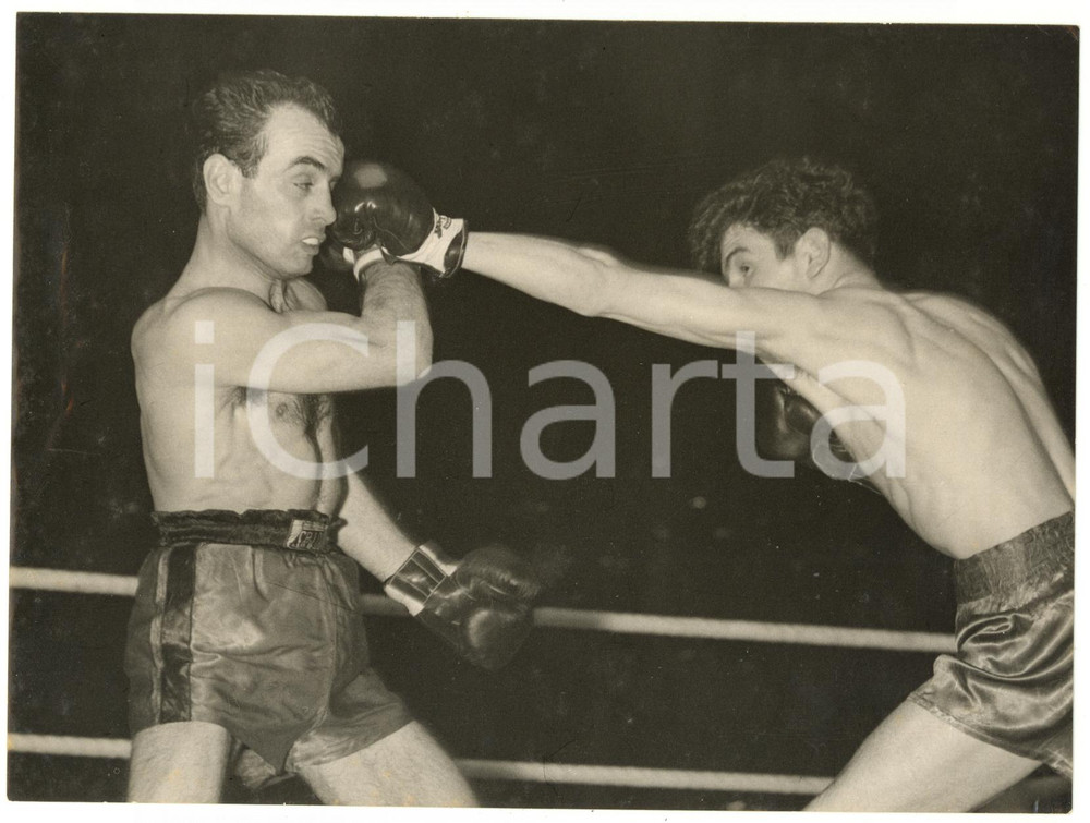 1955 LONDON BOXE European Flyweight Title - Dai DOWER / Nazzareno GIANNELLI Fotografia d'epoca, con didascalia coeva al verso, stampata su carta sottile.CONDIZIONI: G (ma lievi difetti di stampa, minime bruniture al margine inferiore, lievi piegature al lato sinistro)FORMATO: 20x15 cm     originale e autentica 1