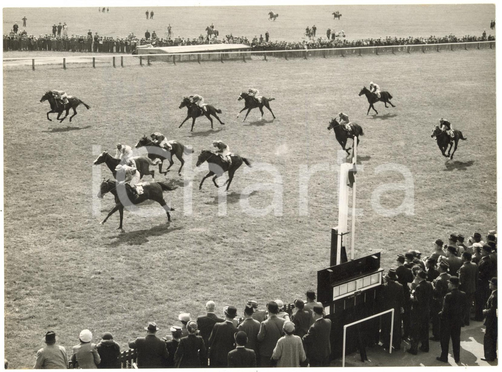 1956 NEWMARKET 2000 Guineas Stakes - Frank BARLOW winning on GILLES DE RETZ