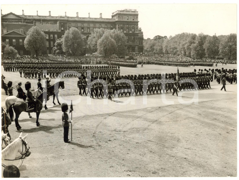 1956 LONDON TROOPING THE COLOUR Queen Elizabeth II's birthday - Guardsmen parade