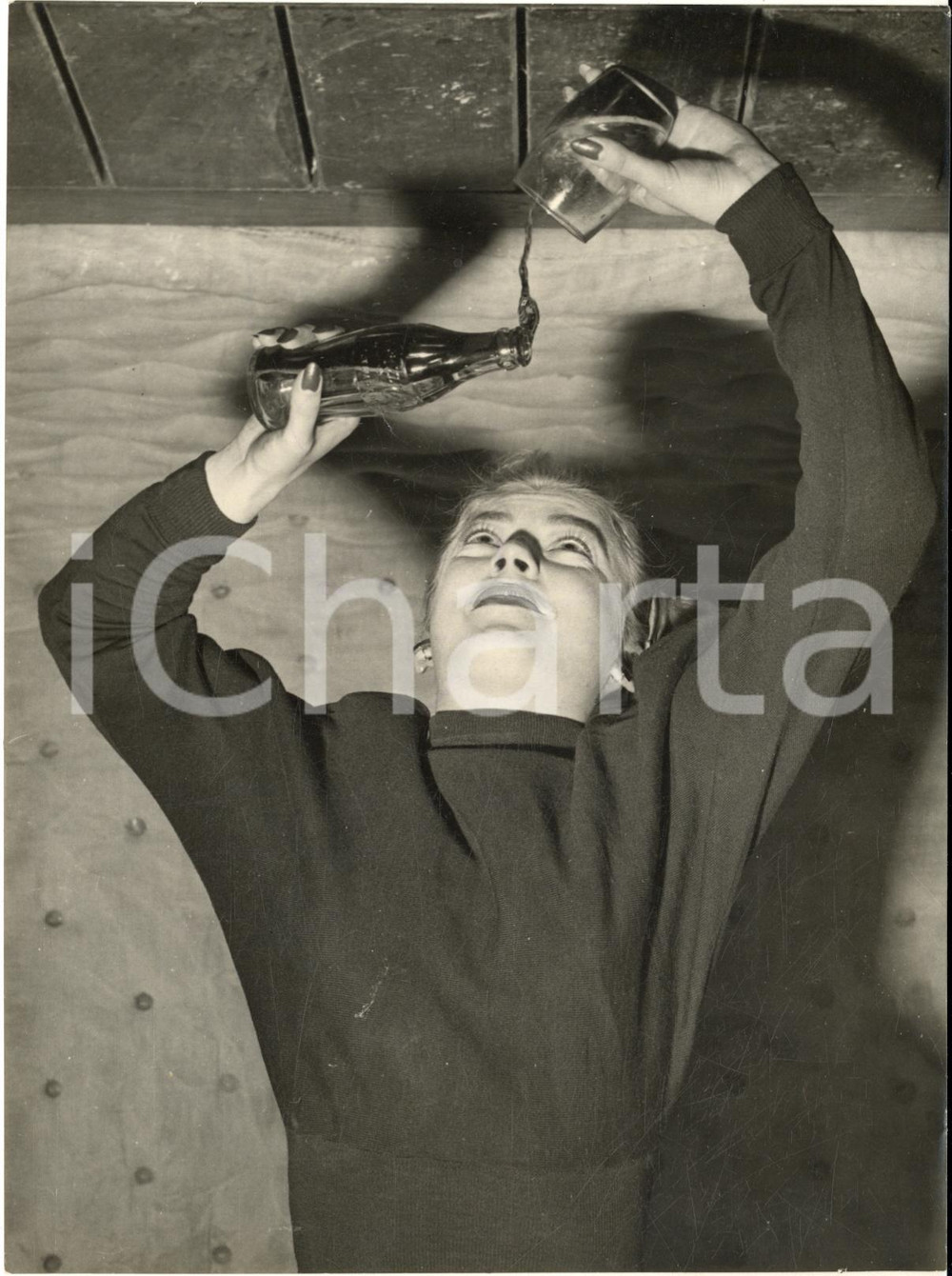 1953 LONDON Windmill girl Geraldine STIDOLPH defeating gravity law with COKE