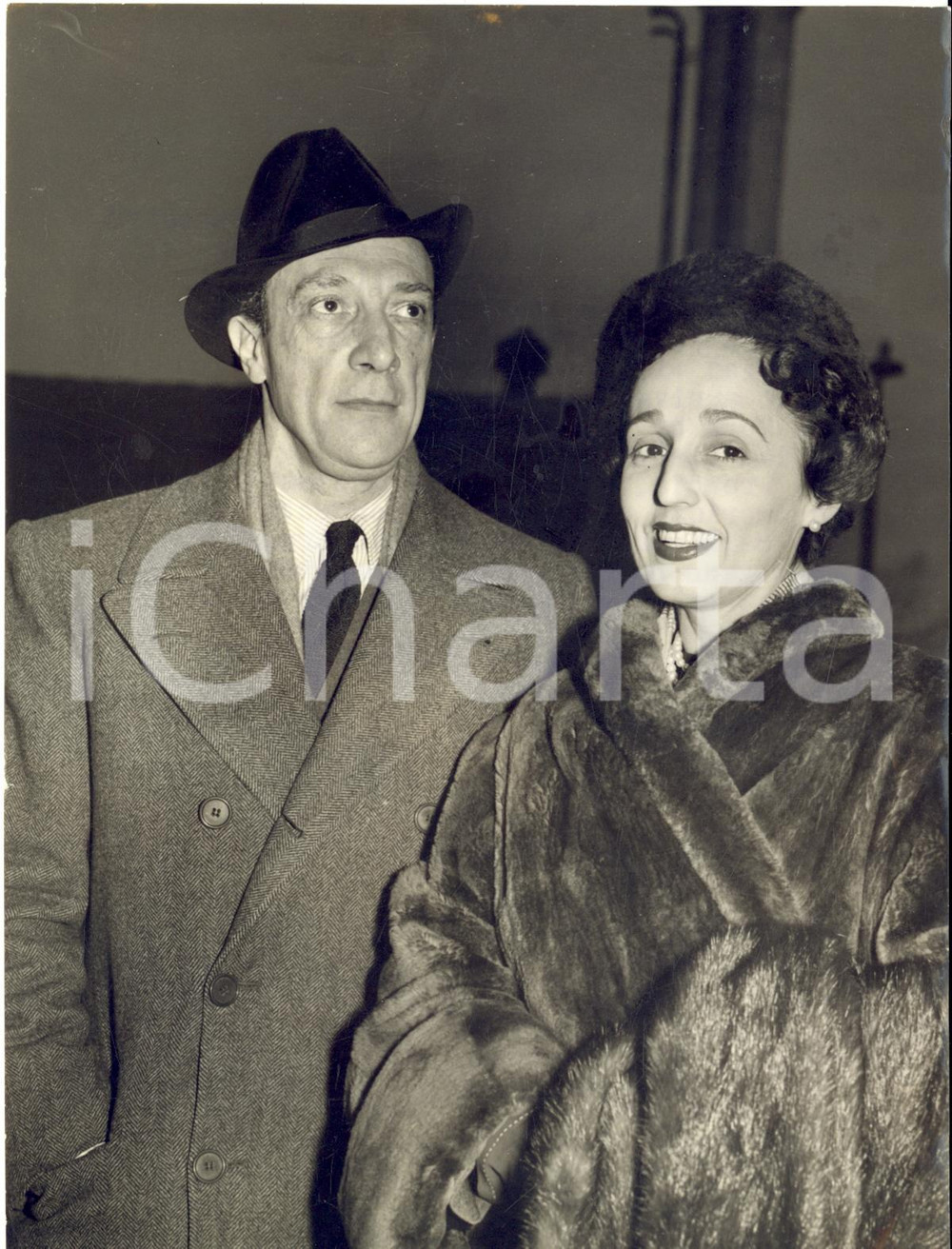 1956 LONDON Arrival of conductor Massimo FRECCIA and Maria Luisa AZPIAZU Photo