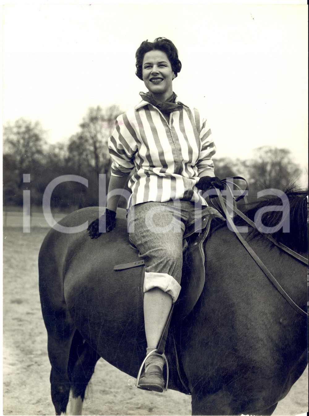 1956 LONDON HYDE PARK Actress Virginia SOMERS riding in blue jeans *Photo 15x20