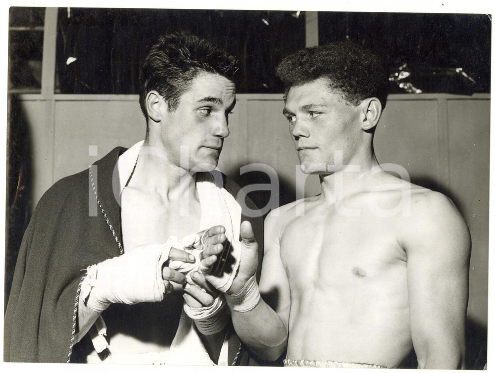 1957 LONDON Gymnasium - BOXE - Twins Alan and Johnny HOWARD ready for training