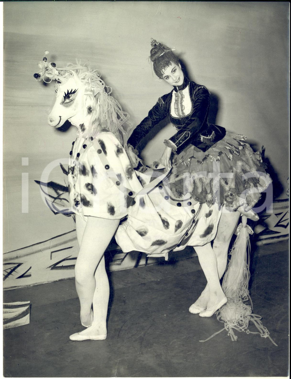 1953 LONDON Sadler's Wells Theatre - Margaret HILL in a circus scene *Photo